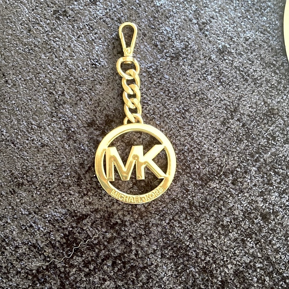 Michael Kors - Hangtag Logo in Gold

Brand New 
Colors: gold metal